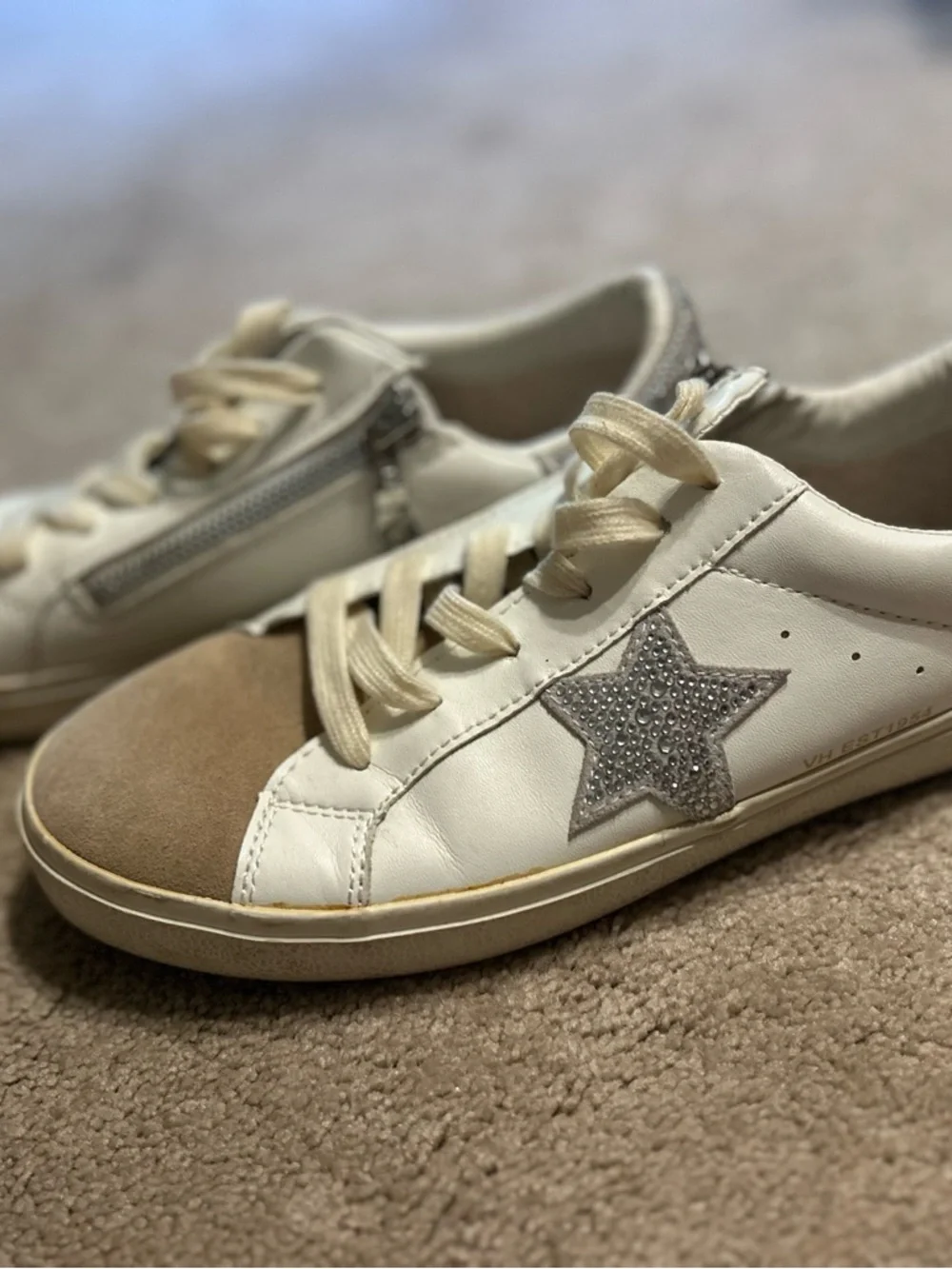 OFFERS !! Vintage Havana White and Beige Star Sneakers Women’s size 8 sneakers